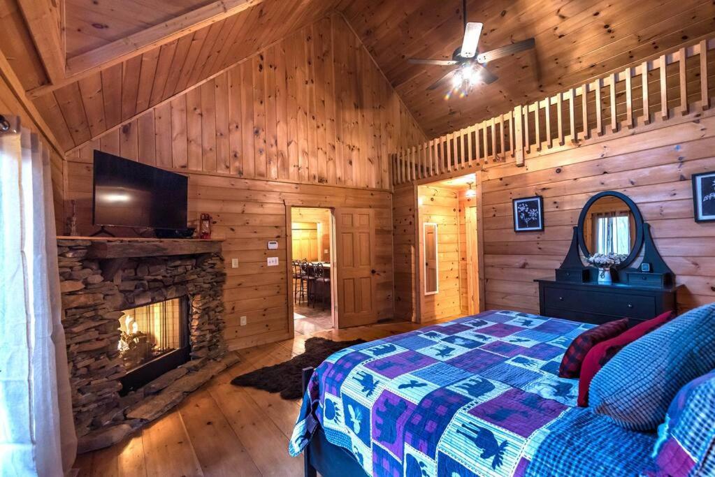 Private Creekside Cabin+Hot Tub,Pool Table, & Pets Ellijay Ngoại thất bức ảnh