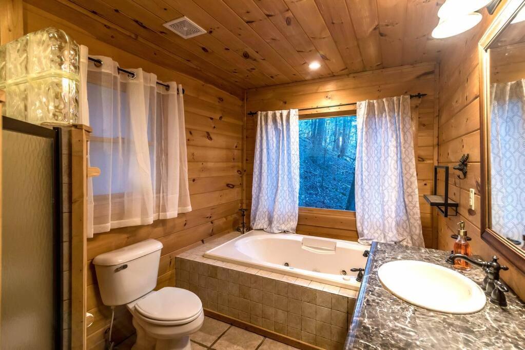 Private Creekside Cabin+Hot Tub,Pool Table, & Pets Ellijay Ngoại thất bức ảnh